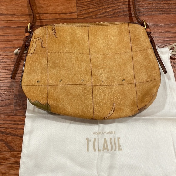 1A Classe Alviero Martini Italy Crossbody - Picture 2 of 5